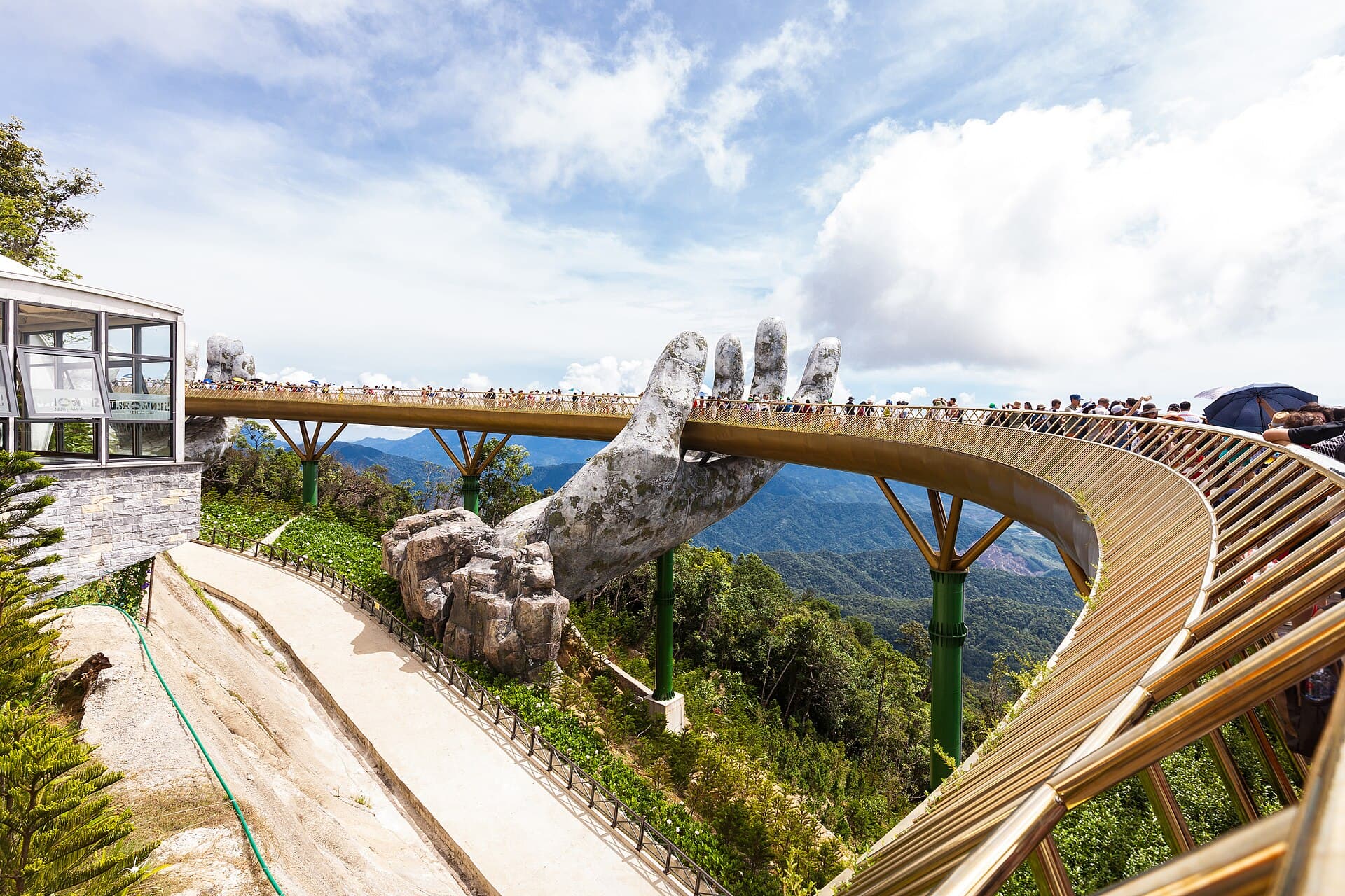 Cầu Vàng trên đỉnh Bà Nà Hills, Đà Nẵng nâng đỡ bởi đôi bàn tay đá